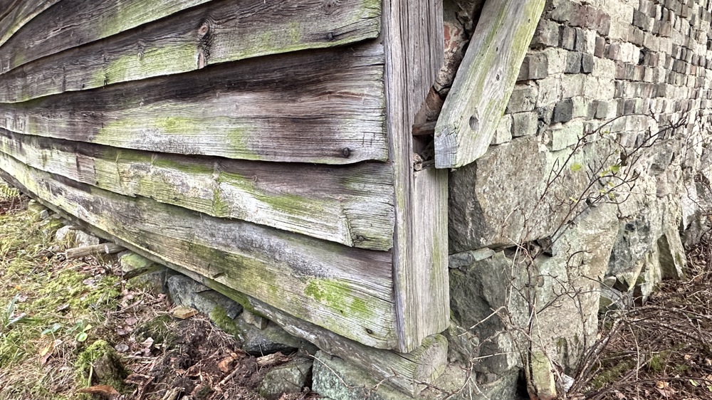 Nederst på denne veggen var det små insektshull i kledning. Foto: Christine K Jørgensen