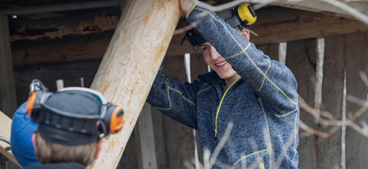 Håndverker setter på plass stolpe i et skjeltverksnaust