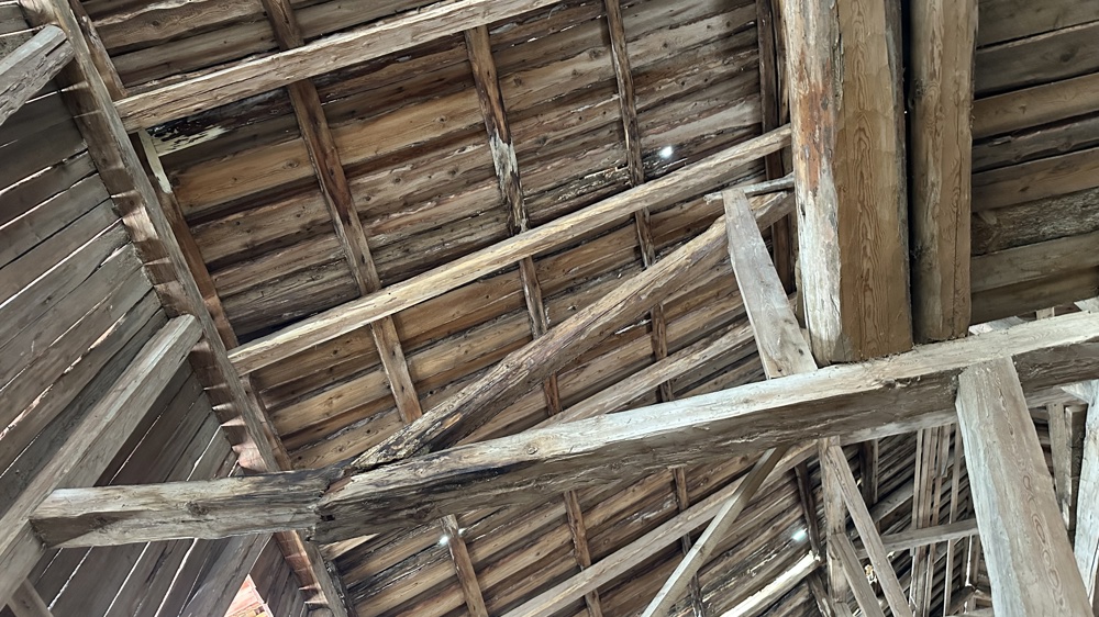 Råtne bjelker som følge av hull i taket. Foto: Christine K Jørgensen