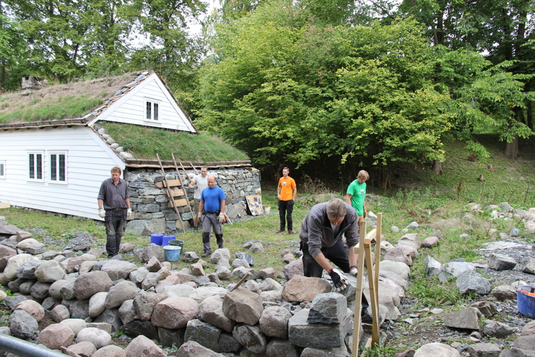 Kurs-i-toerrmuring-av-steingjerde-paa-Norsk-folkemuseum.-Foto:-Bygg-og-Bevar