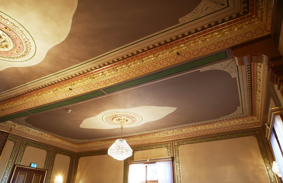 Horten-sjoemilitaere-samfund-med-limfarge-i-himling.-Foto:-Alliero