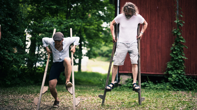 Einar Og Alfred Paa Stylter Foto Ole Kristian Losvik