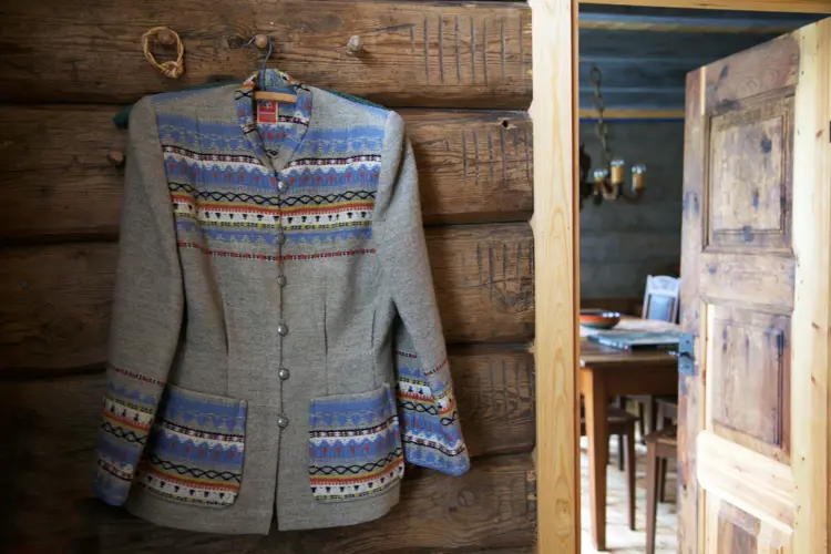 Strikkejakke laftevegg