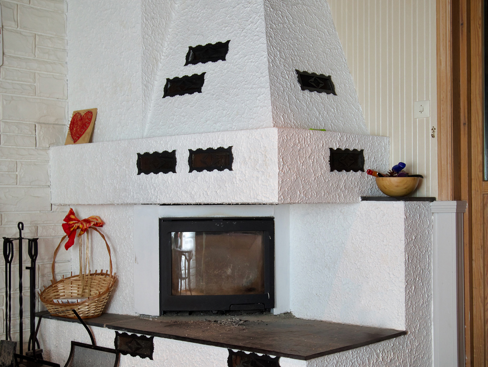 Peis i mur med dekorative detaljer – et interiørelement som understreker husets tidstypiske uttrykk. Foto: Lise Bjelland