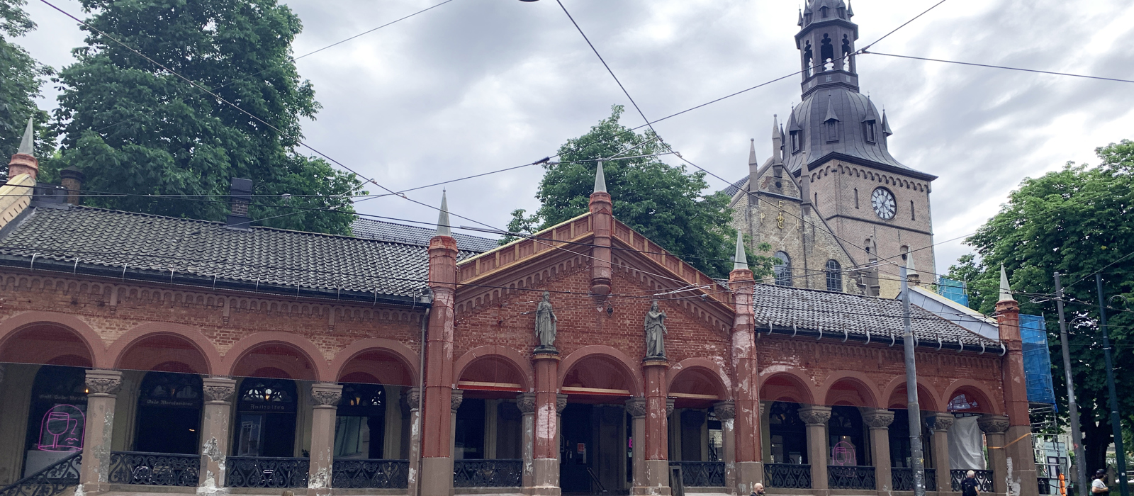 Kirkeristen ligger mellom Karl Johansgate og Grensen i Oslo, rett bak domkirken. I basaren var det 24 slakterbuer. I dag er det butikker og serveringssteder i den karakteristiske bygningen. Foto: Camilla Sandem Dhelie