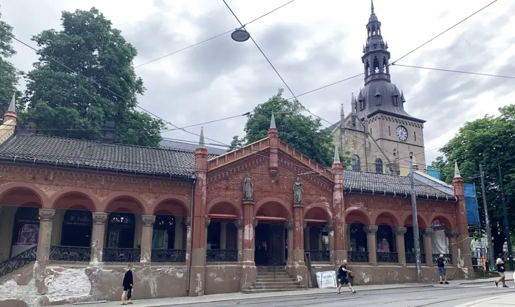 Kirkeristen ligger mellom Karl Johansgate og Grensen i Oslo, rett bak domkirken. I basaren var det 24 slakterbuer. I dag er det butikker og serveringssteder i den karakteristiske bygningen. Foto: Camilla Sandem Dhelie