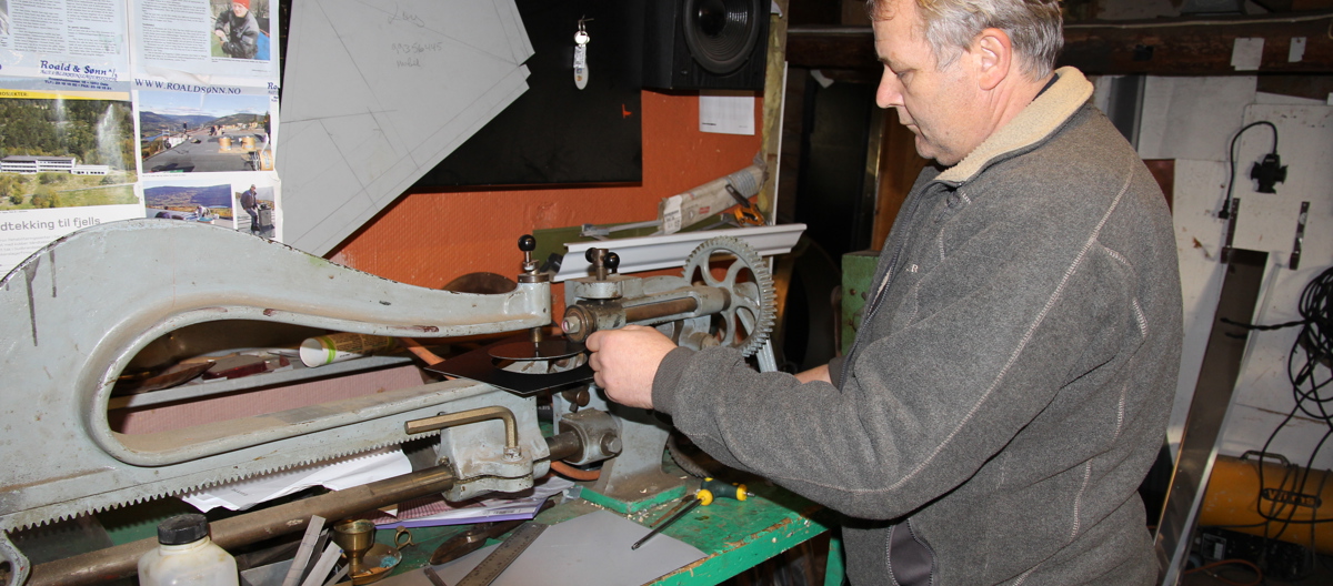 Blikkenslagermester Lars Eriksen. Foto: Christer Stenby