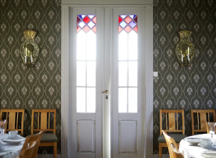farget glass i dor