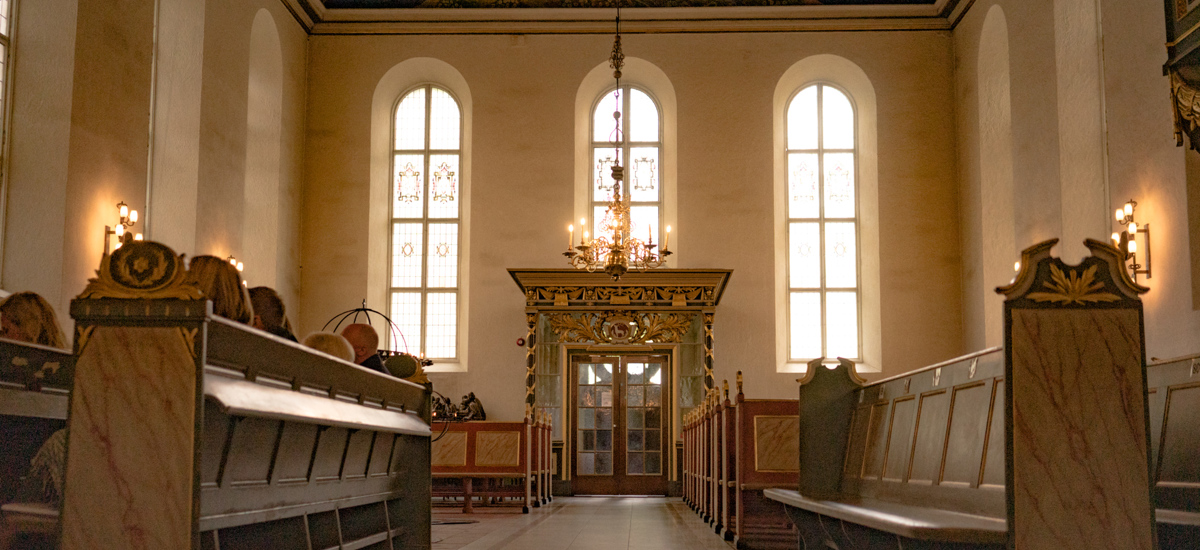 Kirkene har ikke bare verdifulle eksteriører. Innendørs er mange kirker rikt utsmykket og har behov for fagkompetanse på en rekke området. Her et utsnitt fra interiøret i Oslo Domkirke som sto ferdig i 1697. Foto: Bygg og Bevar