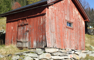 Ofte ser panelet dårligere ut enn det i virkeligheten er. Malingsavflassing er uproblematisk, men råte i nedre del bør utbedres. Foto: Bygg og Bevar