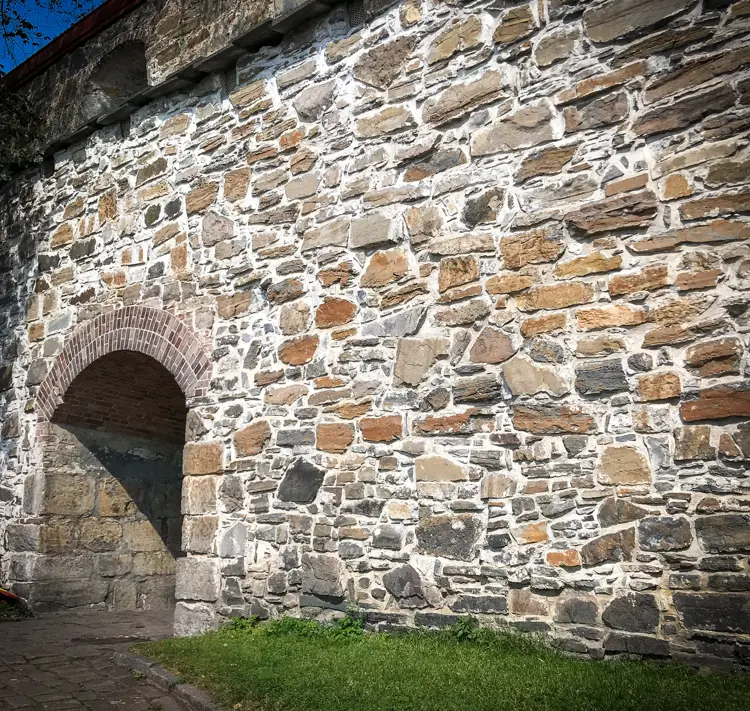 Detalj-fra-murene-paa-Akershus-festning.-Foto:-Bygg-og-Bevar