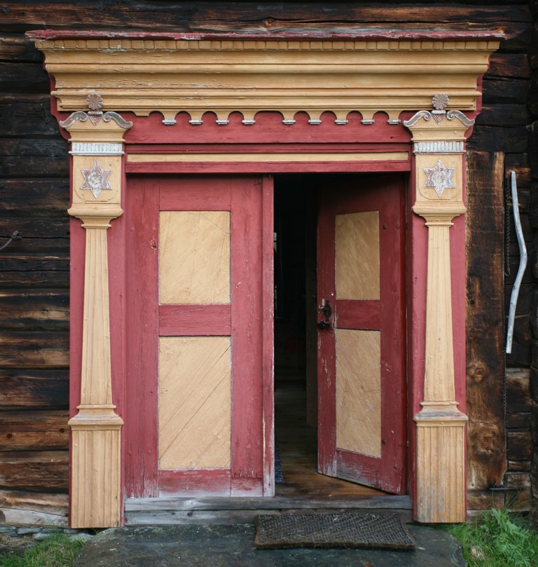 Portal bygget av snekkeren som kaltes Høs Knut. Foto: Rørosmuseet