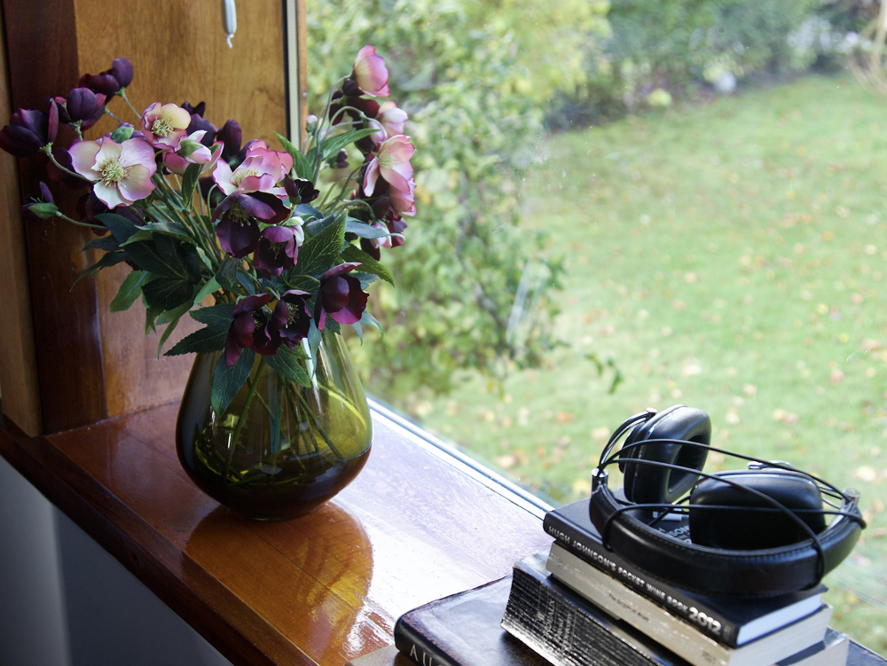 Teak-vinduene med sine originale foringer og blomsterbrett er smykker. Nypusset og oljet og godt tatt vare på, spiller de på lag med boligen eksteriørt, og interiørt. Det flotte og største teak-vinduet skal ha blitt bestilt fra Belgia da slike store vinduer ikke fantes i Norge på den tiden. Foto: Lise Bjelland