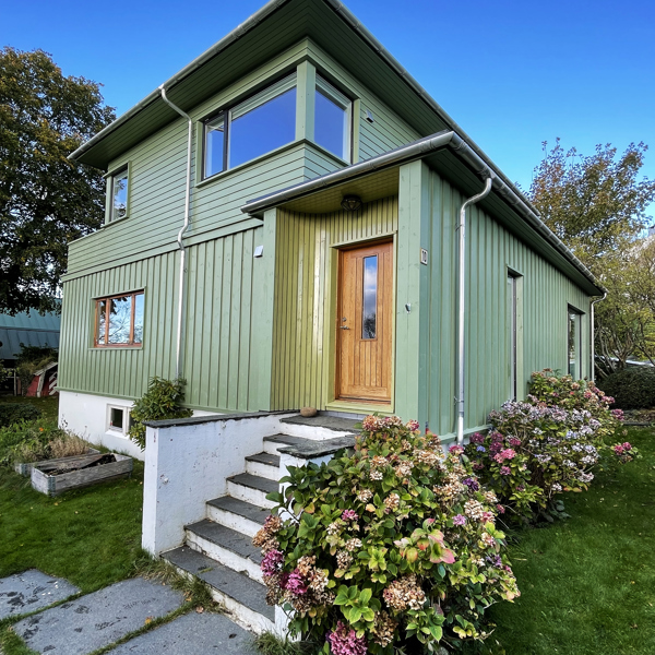 Funkis-hus-groenn-farge-teak-vinduer-stavanger