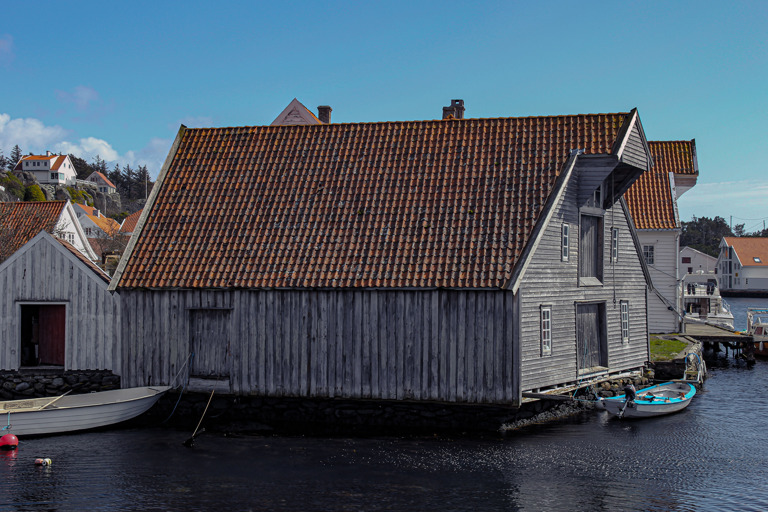 Gammelt og umalt sjøhus i Skudeneshavn. Foto: Bygg og Bevar