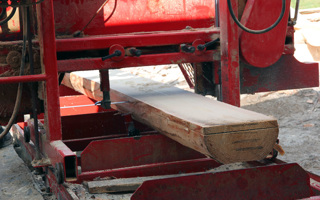 Kantskårne bord under produksjon. Foto Christer Stenby