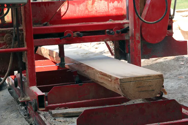 Kantskårne bord under produksjon. Foto Christer Stenby