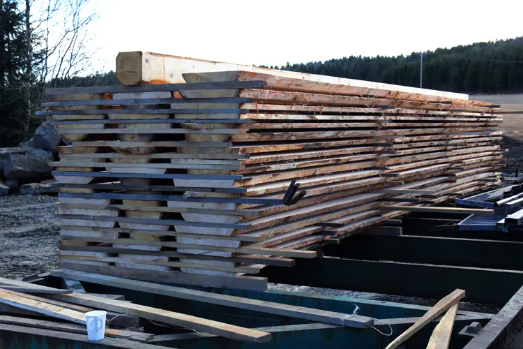 Resultatene av dagens arbeid; fine stabler og alle fingrene i behold. Foto Christer Stenby