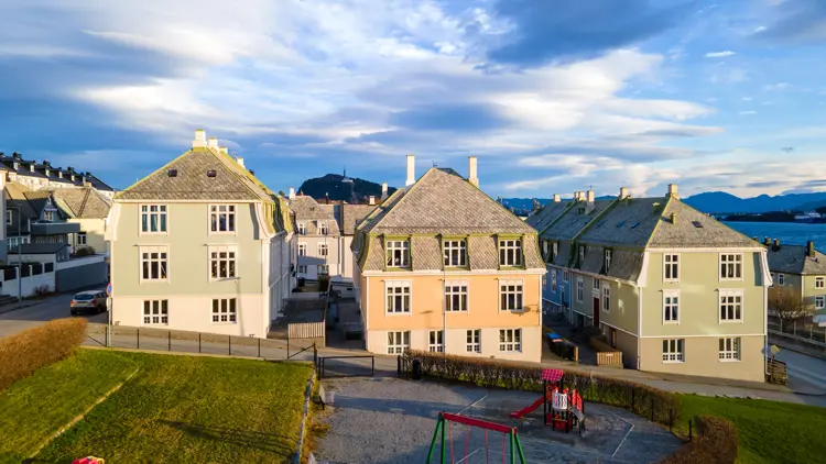 Stian Wiik, Viti Steinvågvegen 51 Og Ivar Aasens Gate 48, Ålesund