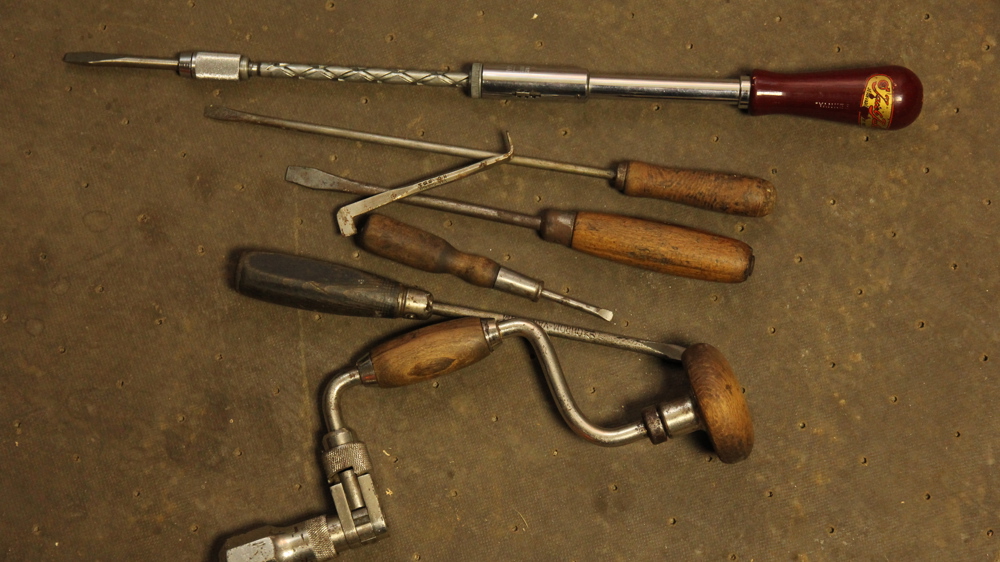 Ulike-typer-verktoey-som-brukes-paa-skruer-med-flate-spor.-Foto:-Bygg-og-Bevar (1)