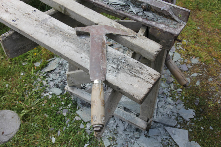 Skiferhammeren har en pigg for å lage hull, en "kniv" i skaftets øvre del og en hammer. Foto: Bygg og Bevar