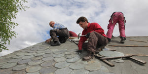 På noen dager får taket den tradisjonelle tekkingen tilbake på plass. Og viktig kunnskap videreføres. Foto: Bygg og Bevar