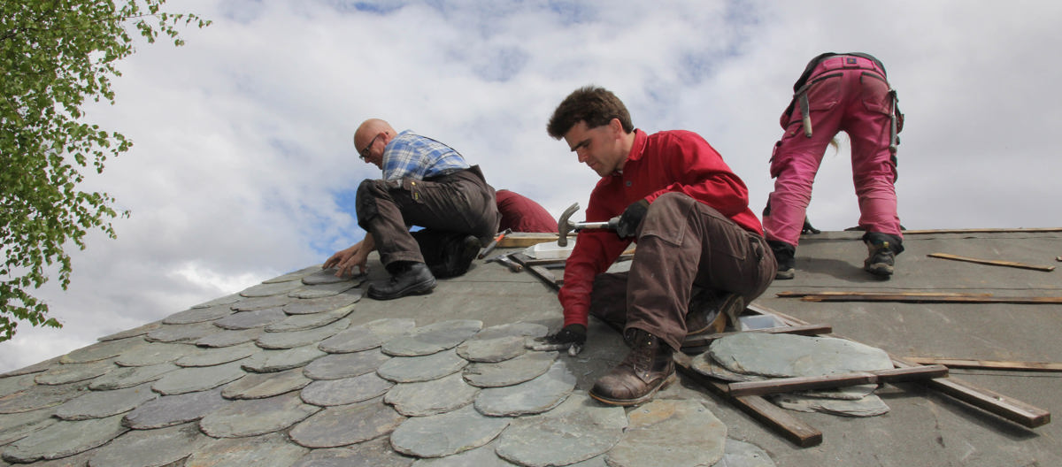På noen dager får taket den tradisjonelle tekkingen tilbake på plass. Og viktig kunnskap videreføres. Foto: Bygg og Bevar