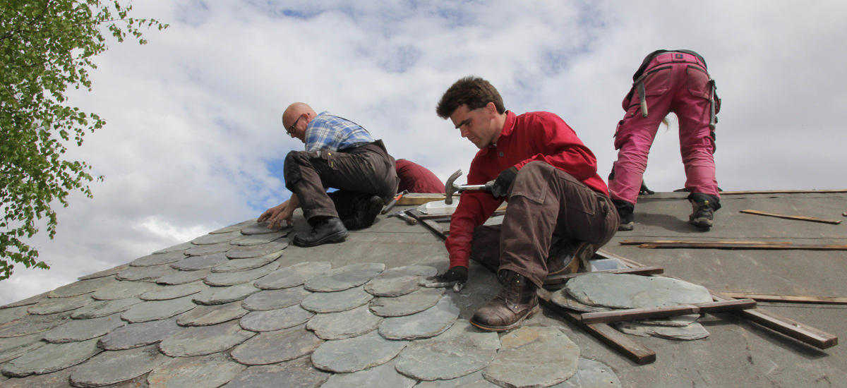 På noen dager får taket den tradisjonelle tekkingen tilbake på plass. Og viktig kunnskap videreføres. Foto: Bygg og Bevar