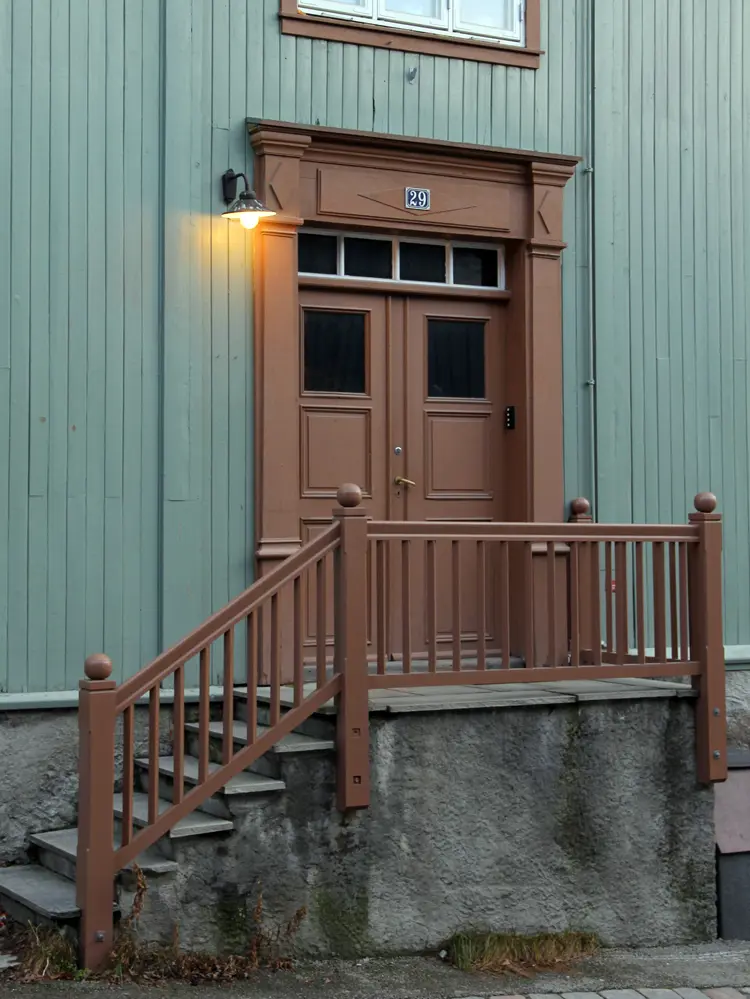 Dør i gyllen okergul, kledning i en blålig grønn. Vinduene har hvite karmer. Røros. Foto: Christel Wigen Grøndahl, Bygg og Bevar