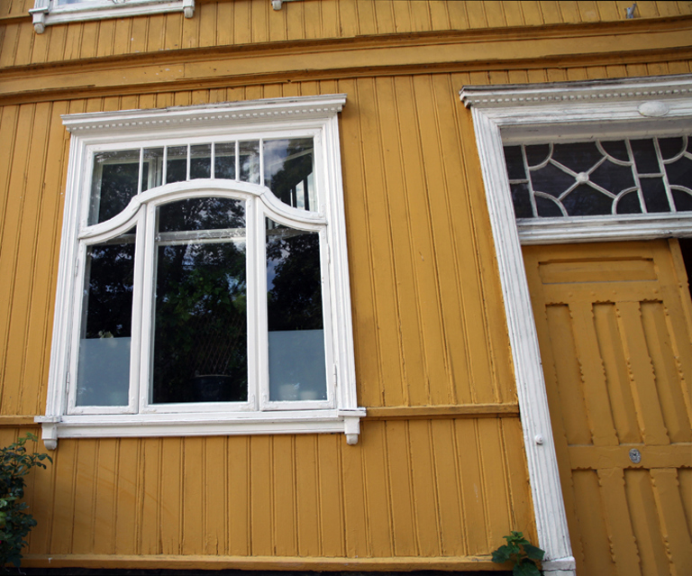 Jugend vindu og port fra gamlebyen i Fredrikstad. Foto: CEWG
