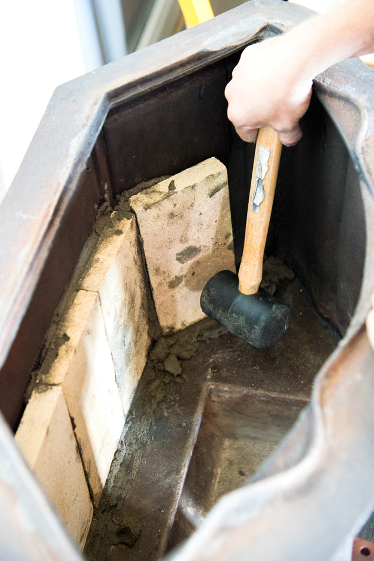 12 Jeg banker de ildfaste steinene forsiktig på plass med en gummihammer, slik at de sitter godt. Foto: Norske Hjem