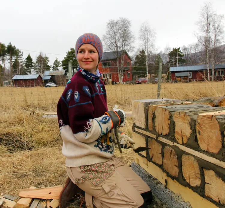 Bygging-av-et-kubbehus-paa-Hjerleid-under-treseminaret-foto-Bygg-og-Bevar