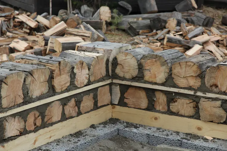 Bygging-av-et-kubbehus-og-en-illustrasjon-paa-veggtykkelsen-Foto-Bygg-og-Bevar