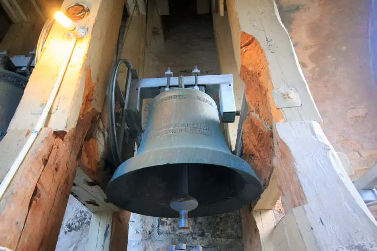 Stor vekt: Dette er den ene av de fire kirkeklokkene i Tjøme kirke. Til sammen er de en betydelig belastning på konstruksjonen nedover i kirketårnet. Foto: Tom Brodin