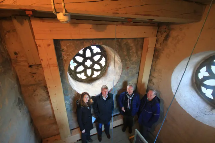 Enorme dimensjoner: Kirkeverge Brooke Bakken, byggmester Ole Dahl, rådgiver Frank Berg og vaktmester Odd Steen Hanssen er svært fornøyd med at råteskaden i Tjøme kirke er fjernet og at en helt ny konstruksjon laget av 20 ganger 30 centimeter tjukke furubjelker, er satt opp. Kirketårnet er sikret for lang, lang tid framover. Foto: Tom Brodin
