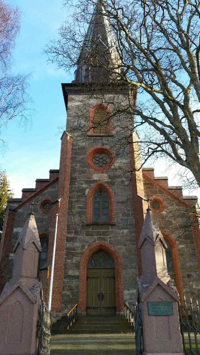 Tjøme kirke, oppført i 1866 i nygotikk. Kirken er bygget i den lokale bergarten larvikitt med detaljer i teglstein. Foto: Frank Berg