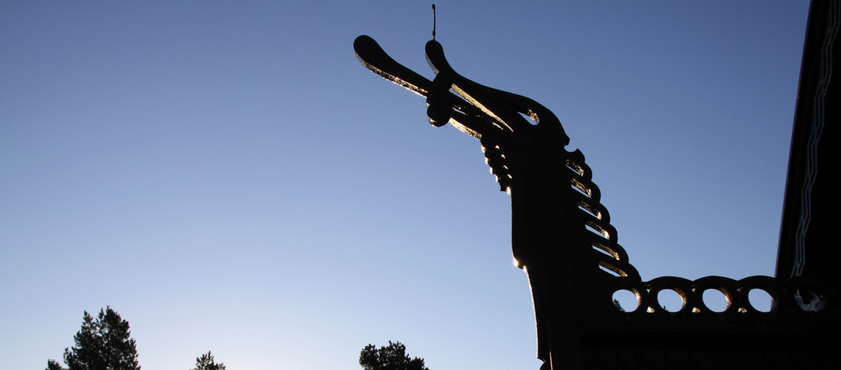 Drage i solnedgang. Stavkirkene slutter aldri å facinere oss! Foto: Christel Wigen Grøndahl