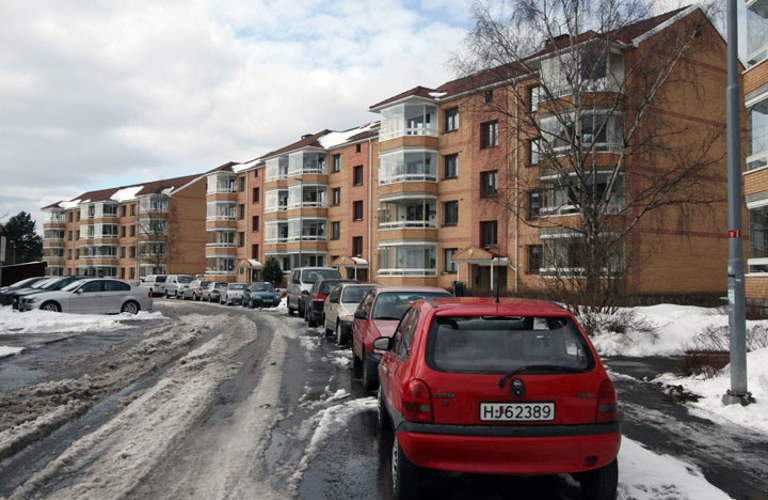 Kalbakken i mars 2009, bygningene har fått nye balkongerog etterisolerte teglfasader. Foto: Byantikvaren i Oslo