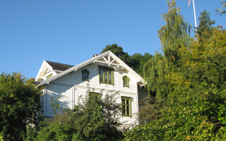 Hvitmalt-sveitservilla-med-groenne-vinduer-Foto:-Else-Sprossa-Rønnevig