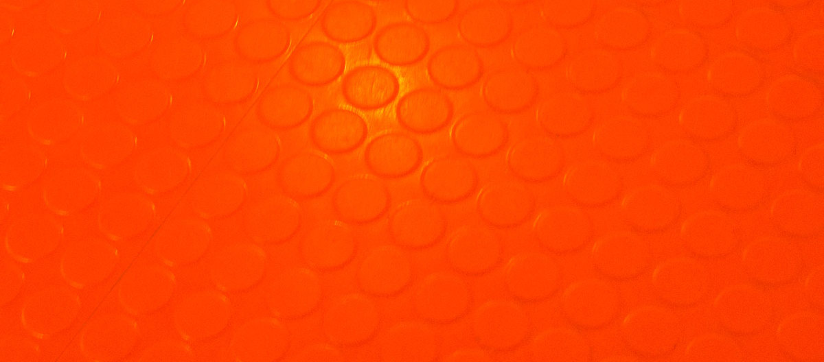 Oransje gummibelegg i Wesselsgate på Norsk Folkemuseum, Bygdøy. Foto: Norske Hjem