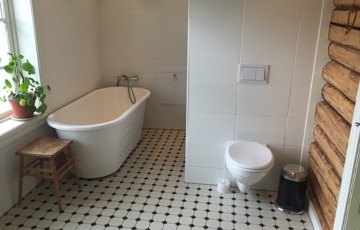 Ytterveggene er bygget som en moderne våtsone. De har membran og er flislagte. Det samme er gulvet. Foto: Svein Løvik