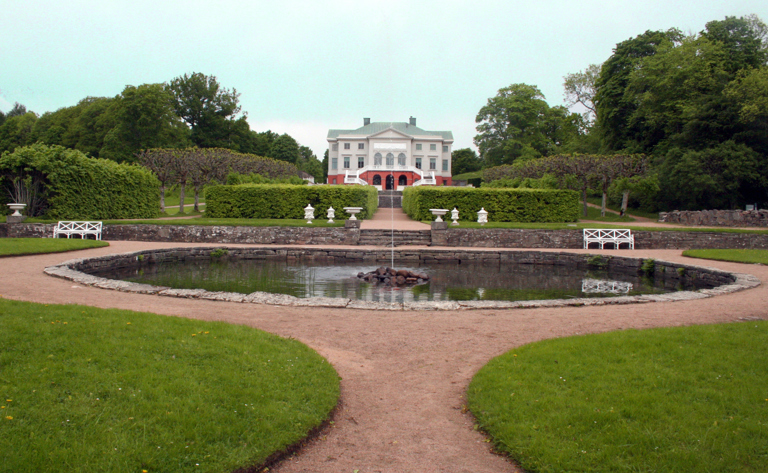 Studentene ved fagskolestudiet "Historiske hager" ved Vea har hatt flere utplasseringsuker i historiske anlegg, her fra 1700-talllsanlegget på Gunnebo slott. Foto: Ingeborg Sørheim