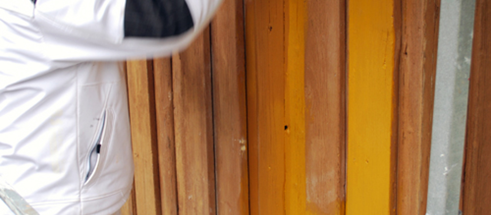 Ole Andreas Klaveness maler med linoljemaling på Follo museum. Foto: Akershus bygningsvernsenter