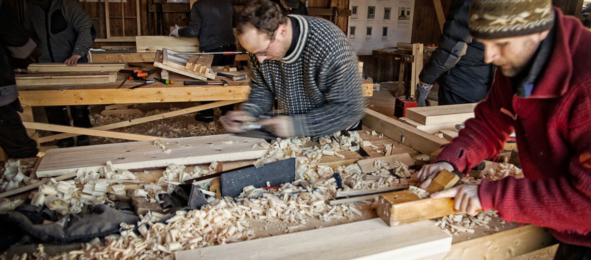 Å høvle er en kunst. Foto: Bente Haarstad