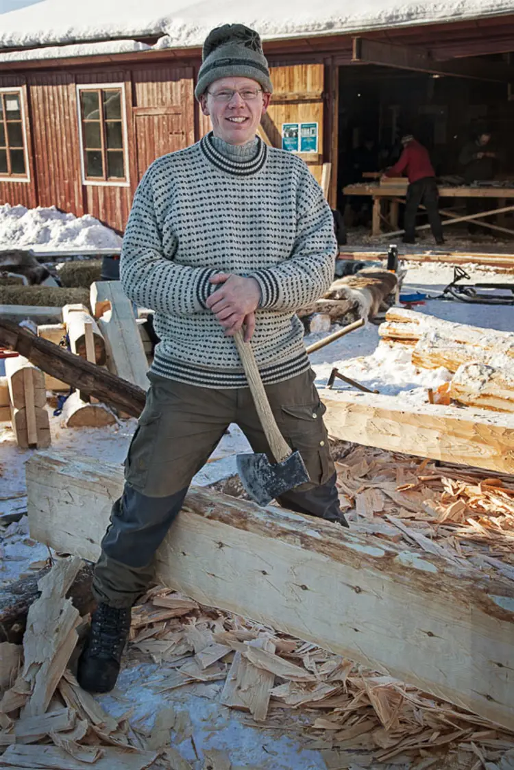 Lafting: Arnfinn Ryen trenger en pust i bakken etter ei økt med skantøksa. Firkantstokken skal bli en ny svillstokk til et gammelt hus. Foto: Bente Haarstad