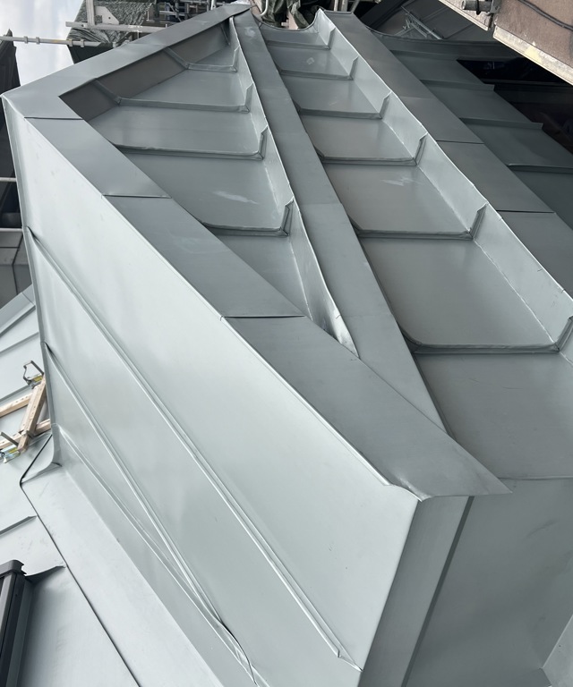 Den nye taktekkingen består av patinert Rheinzink i en blågrå farge. Foto: Jarle Kristiansen 