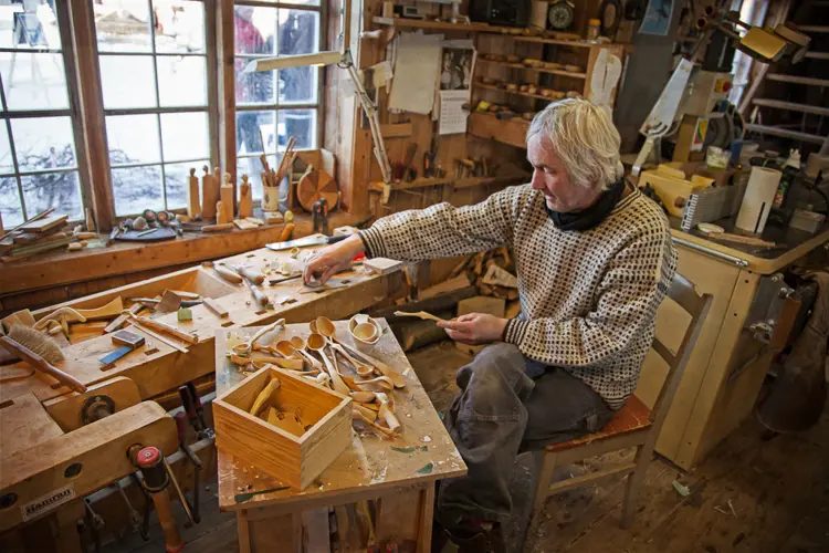 Finsløyd: Geir Hanslien er handverker med tre som materialer, og har verksted sammen med Bygningsvernsenteret. Foto: Bente Haarstad
