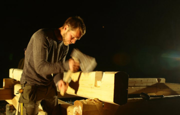 Lafting i høstmørket. Foto: John Wennberg, Buskerud bygningsvernsenter