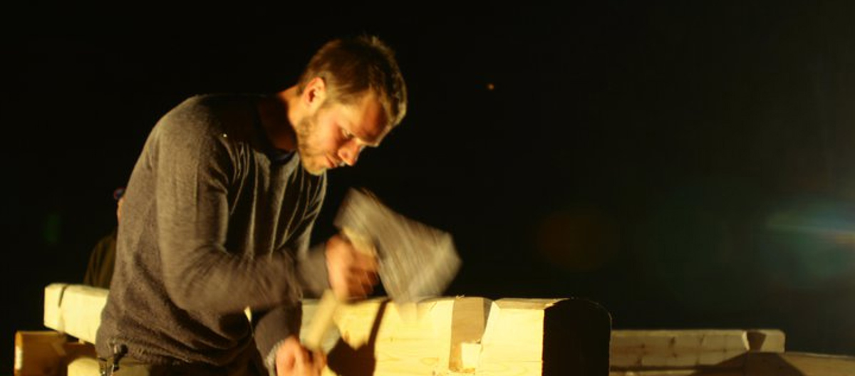 Lafting i høstmørket. Foto: John Wennberg, Buskerud bygningsvernsenter