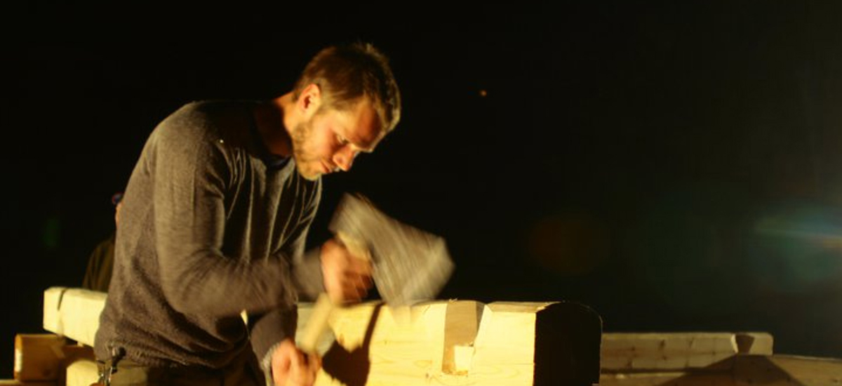 Lafting i høstmørket. Foto: John Wennberg, Buskerud bygningsvernsenter